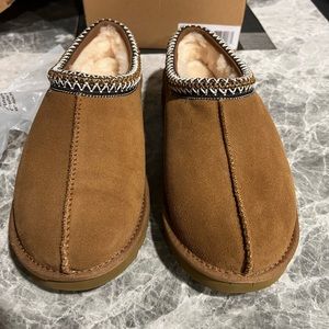 Women’s UGG Chestnut Tasman Slippers size 9 USA.